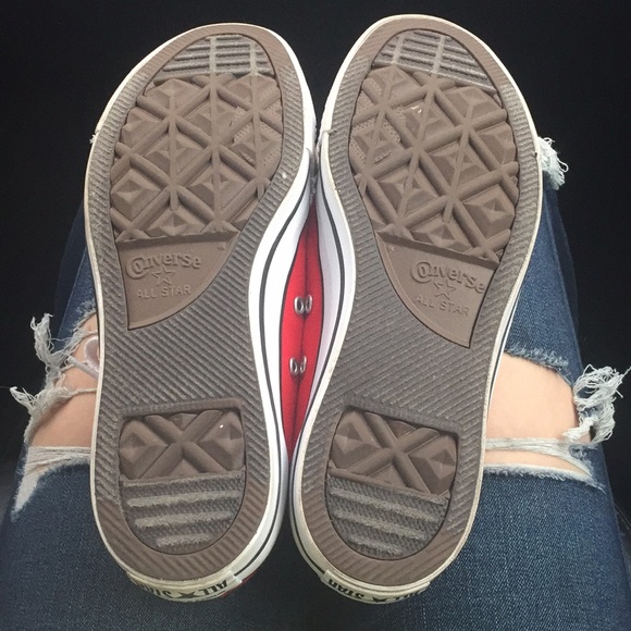 Red converse - Picture 2 of 4